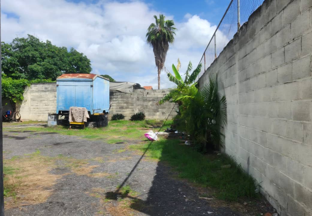 ELBT-79 Terreno en Venta Av Bolivar - Imagen 2