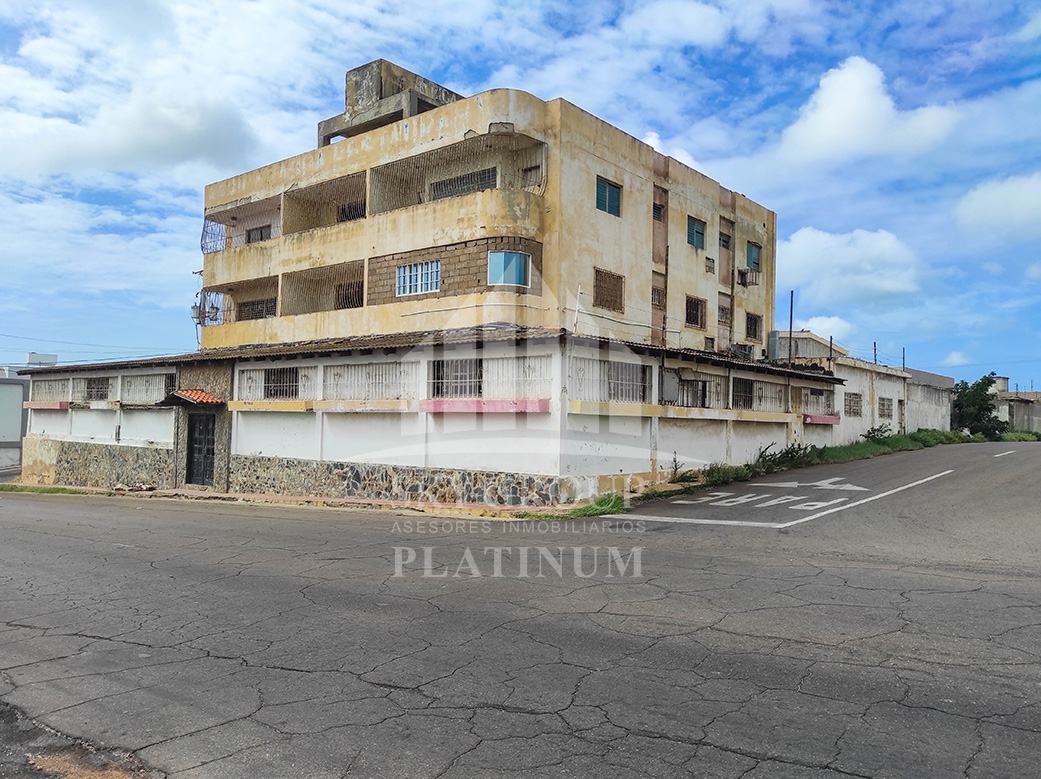 PLED-018 Edificio en Venta Con 1 Local Y 4 Apartamentos En Santa Irene Punto Fijo