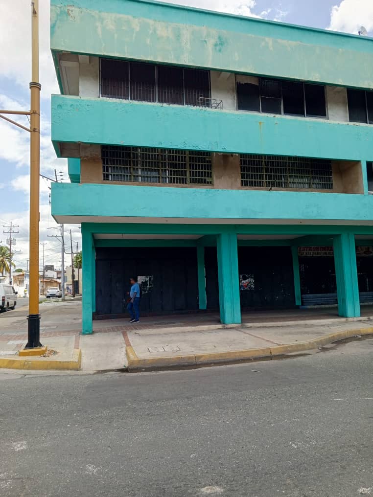 ETL-021 Local en Venta Comercial . C Av Las Ferias