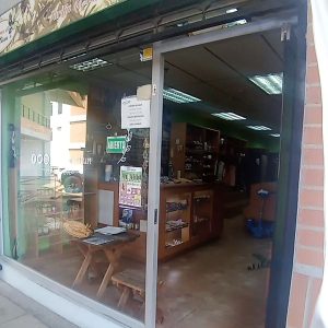 PLL-421 Local en Alquiler En Planta Baja  En Cc Los Jarales De 54 M2 Amoblado Con Estantería Para Mini Market