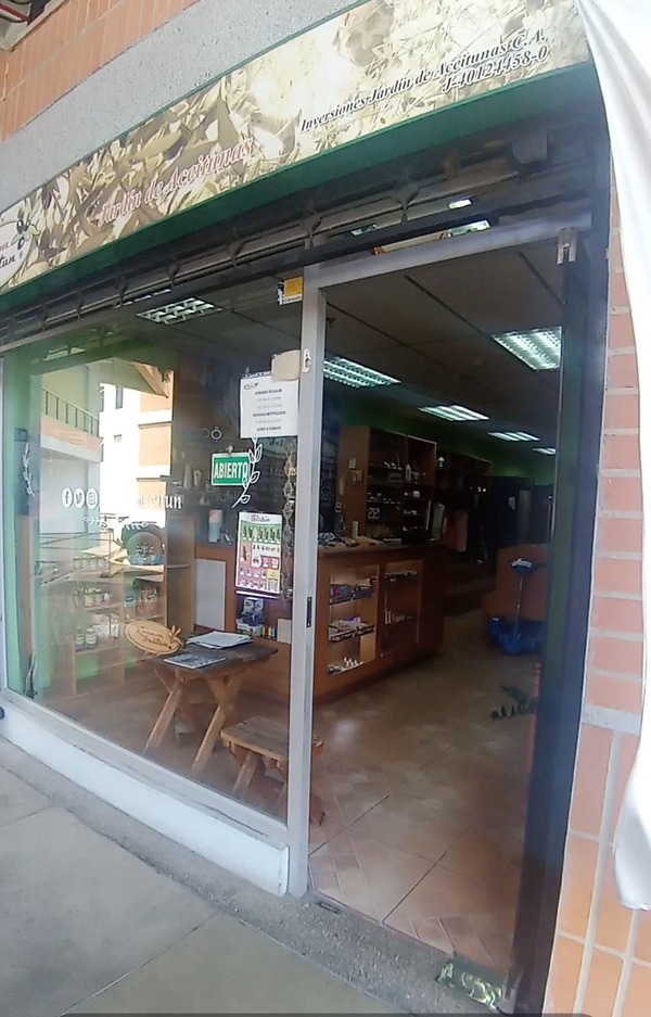 PLL-421 Local en Alquiler En Planta Baja En Cc Los Jarales De 54 M2 Amoblado Con Estantería Para Mini Market