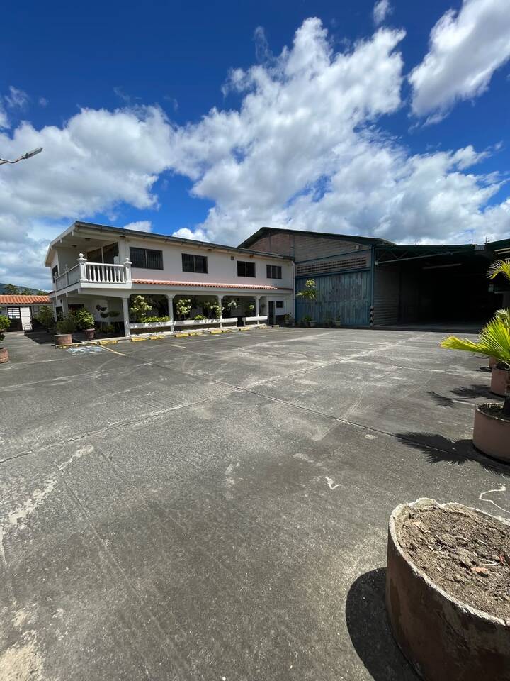 ING-069 Galpon en Venta Terreno Con 3 Galpones, Oficinas Y Taller - Imagen 4