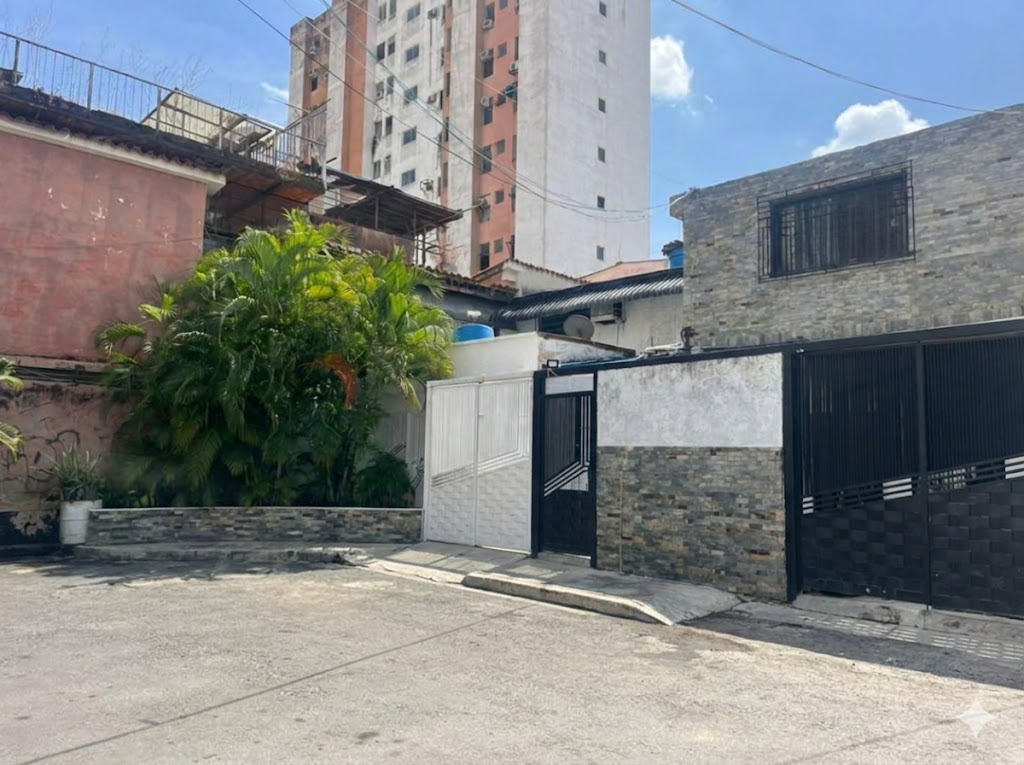 PLC-1211 Casa en Venta Tres (3) Anexos, Calle Callejon 137, Urb. Camoruco